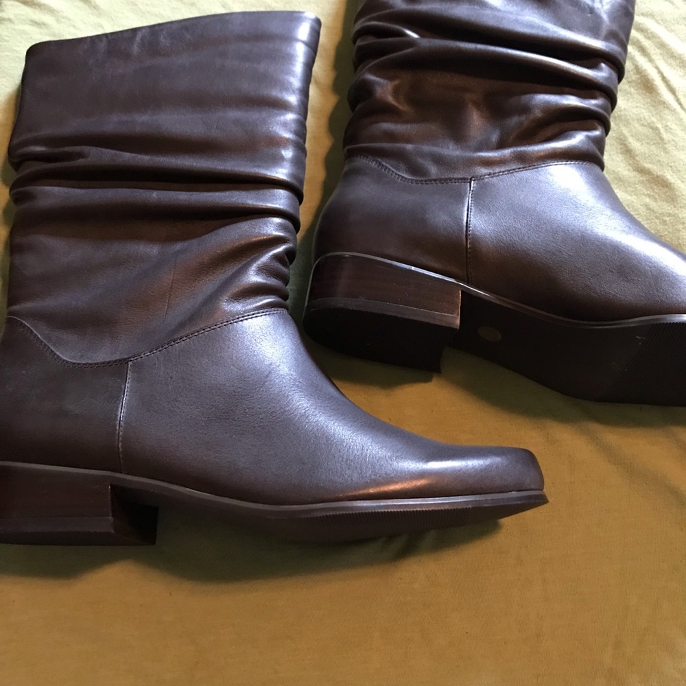 Beautiful leather boots. Brown. Size 8W.